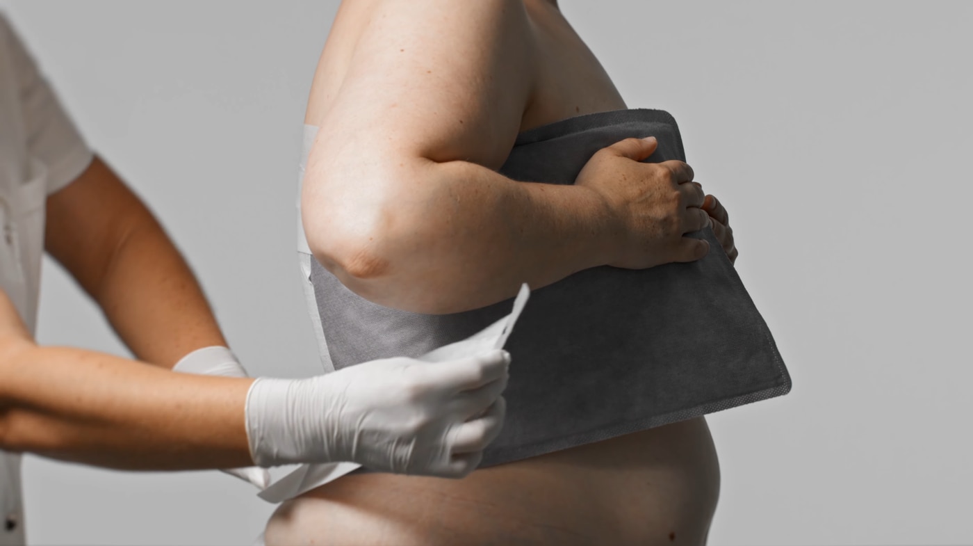 Fixierung des Biatain Superabsorber an der Brust