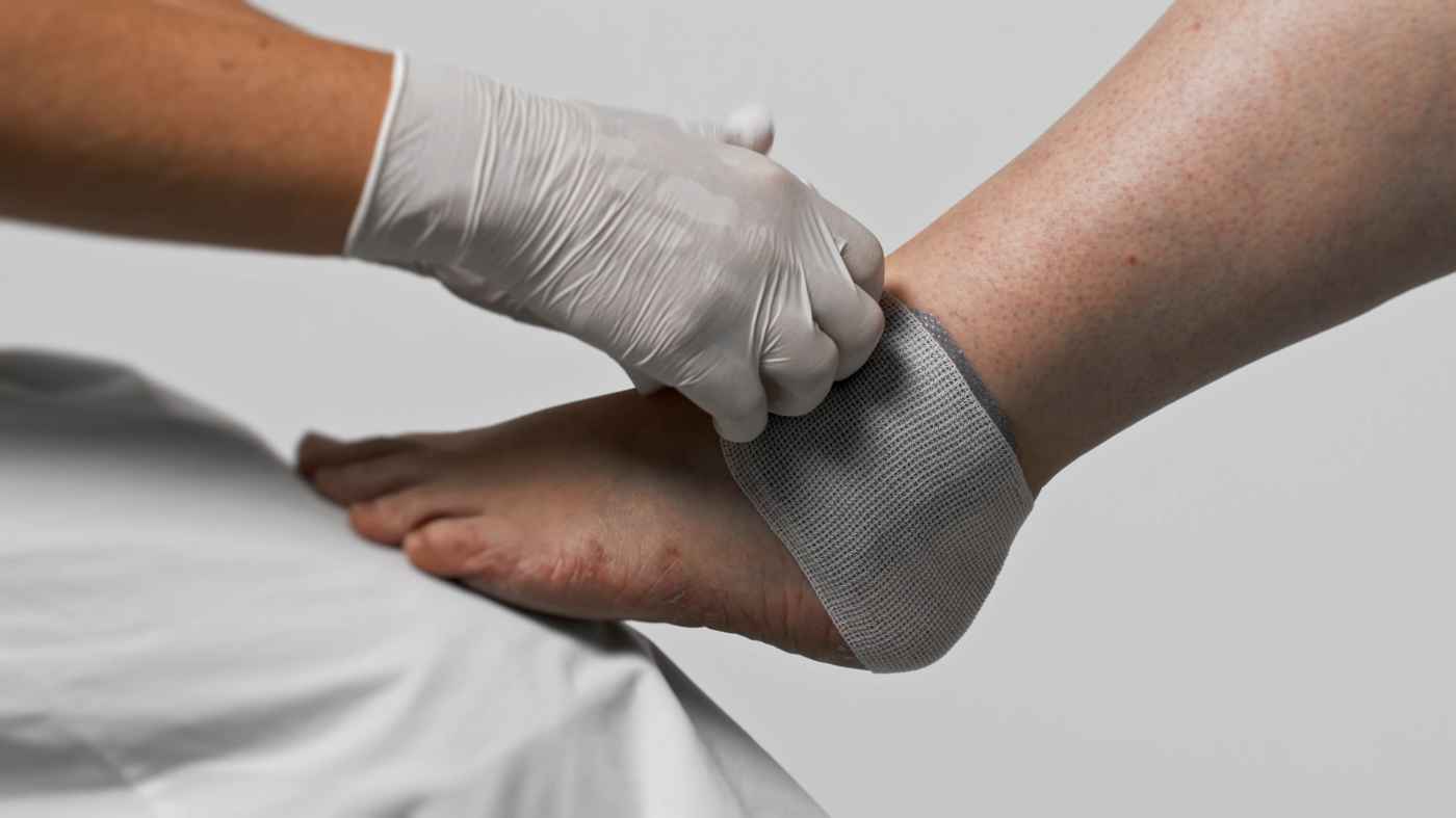 Fixierung des Biatain Superabsorber am Fuß