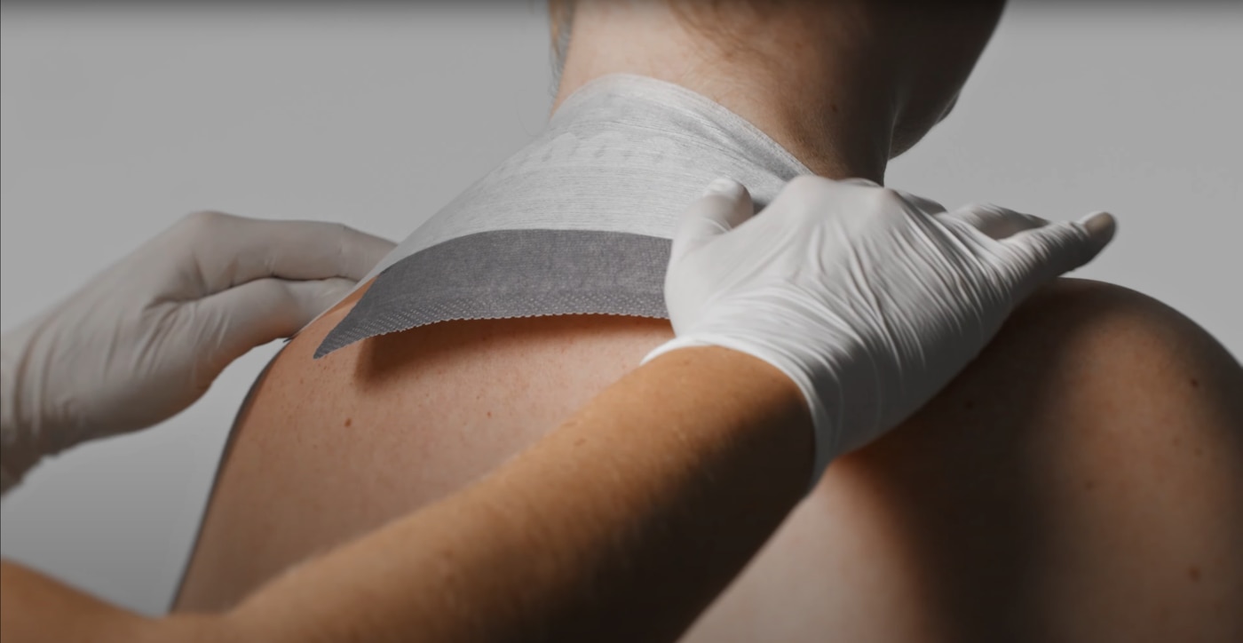 Fixierung des Biatain Superabsorber am Nacken