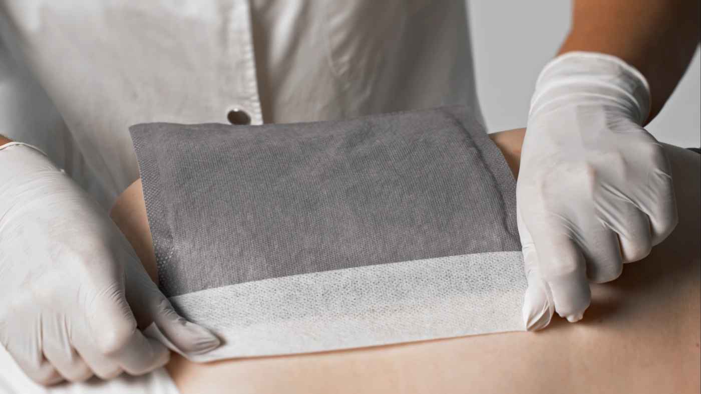 Fixierung des Biatain Superabsorber am Bauch