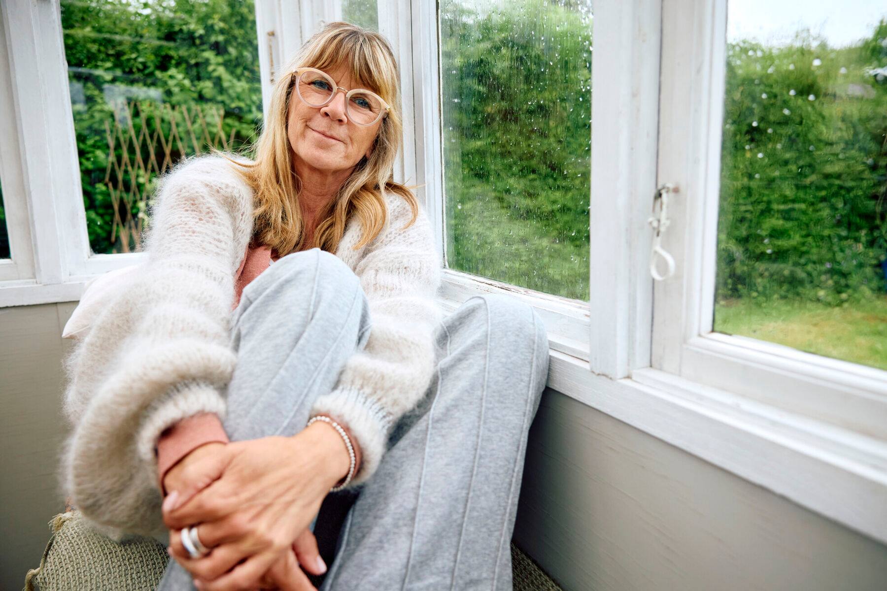 Simone, 56, Stomaträgerin. Auf Instagram teilt sie unter @simones_ileostoma Einblicke in ihr Leben, um anderen Mut zu machen.